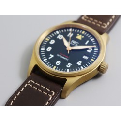 IWC スピットファイア ブロンズモデル 驚異の登場*オリーブグリーンダイアル × ブロンズケースで唯一無二のビンテージスタイル サイズ：39mm×10.5mm  MKSはIWCのコア技術と豊富な経験を結集*ブロンズ素材*経年変化で独自の風合いが醸成- **チタン裏蓋*精密彫刻された「スピットファイア」*ブラウン色 最高級輸入牛革ストラップ*グレード5チタン製IWCクラシック針クリップ*日本製9015自動巻きムーブメント搭載*スイス天文台認証レベル精度の性能。MKS工房が放つブロンズの傑作 あなたの腕にこ