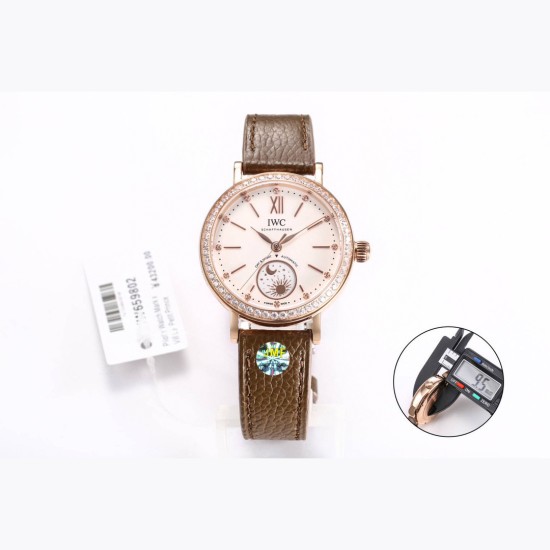 JMF匠の「芯」が生んだ最高峰モデル*IWC ポートフィノ シリーズ IW659802（谷愛凌モデル）R55 デイ＆ナイト表示自動巻き腕時計*サイズ：34mm×9.5mm 詩的なビジュアルで昼夜の移ろいを表現し、華麗なダイヤモンドセッティングと相まって、他を圧倒する美しさを実現！6時位置の星の配置は正規品と同一で、視認性抜群  - 文字盤には12個のダイヤモンドをセット  - 針とインデックスはサンレイ加工で柔らかな光沢  - 各インデックスに1つずつダイヤモンドを埋め込み、時間を見るたびに特別な気分に 