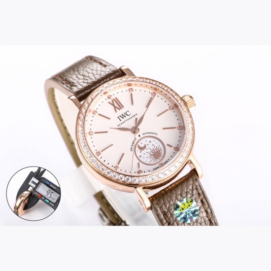 JMF匠の「芯」が生んだ最高峰モデル*IWC ポートフィノ シリーズ IW659802（谷愛凌モデル）R55 デイ＆ナイト表示自動巻き腕時計*サイズ：34mm×9.5mm 詩的なビジュアルで昼夜の移ろいを表現し、華麗なダイヤモンドセッティングと相まって、他を圧倒する美しさを実現！6時位置の星の配置は正規品と同一で、視認性抜群  - 文字盤には12個のダイヤモンドをセット  - 針とインデックスはサンレイ加工で柔らかな光沢  - 各インデックスに1つずつダイヤモンドを埋め込み、時間を見るたびに特別な気分に 
