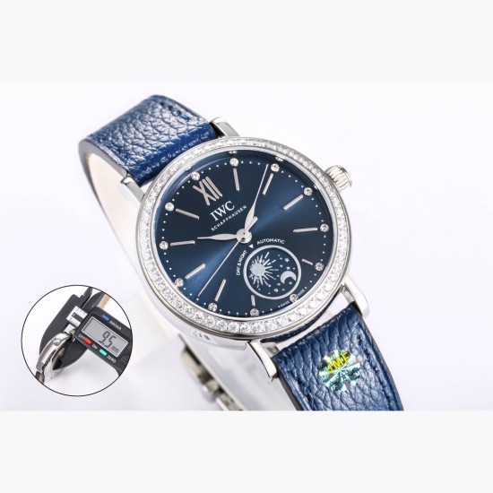 JMF匠の「芯」が生んだ最高峰モデル*IWC ポートフィノ シリーズ IW659802(谷愛凌モデル)R55 デイ&ナイト表示自動巻き腕時計*サイズ:34mm×9.5mm 詩的なビジュアルで昼夜の移ろいを表現し、華麗なダイヤモンドセッティングと相まって、他を圧倒する美しさを実現!6時位置の星の配置は正規品と同一で、視認性抜群 - 文字盤には12個のダイヤモンドをセット - 針とインデックスはサンレイ加工で柔らかな光沢 - 各インデックスに1つずつダイヤモンドを埋め込み、時間を見るたびに特別な気分に JMF匠の「芯」が生んだ最高峰モデル*IWC ポートフィノ シリーズ IW659802(谷愛凌モデル)R55 デイ&ナイト表示自動巻き腕時計*サイズ:34mm×9.5mm 詩的なビジュアルで昼夜の移ろいを表現し、華麗なダイヤモンドセッティングと相まって、他を圧倒する美しさを実現!6時位置の星の配置は正規品と同一で、視認性抜群 - 文字盤には12個のダイヤモンドをセット - 針とインデックスはサンレイ加工で柔らかな光沢 - 各インデックスに1つずつダイヤモンドを埋め込み、時間を見るたびに特別な気分に