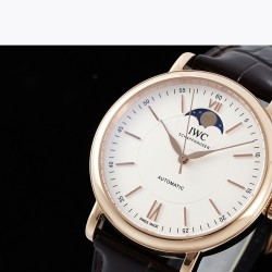 IWCポートフィーノ ムーンフェイズ 新作発表*真の月相表示を完璧に再現～星空を再現した幻想的なデザイン・浮遊感のある月と星の表現・雲間から覗く月のビジュアル・40mm最適サイズ（ユニセックス対応）・ドーム型サファイアクリスタル（両面無反射コーティング・人間工学に基づいた曲線ラグ ・トリリューデザイン（操作性向上） ・スイス製自動巻きムーブメント採用  ・クロノメーター級精度 ・耐磁性・耐衝撃性強化「ポートフィーノ」シリーズはIWCの