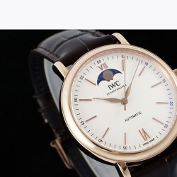 IWCポートフィーノ ムーンフェイズ 新作発表*真の月相表示を完璧に再現～星空を再現した幻想的なデザイン・浮遊感のある月と星の表現・雲間から覗く月のビジュアル・40mm最適サイズ（ユニセックス対応）・ドーム型サファイアクリスタル（両面無反射コーティング・人間工学に基づいた曲線ラグ ・トリリューデザイン（操作性向上） ・スイス製自動巻きムーブメント採用  ・クロノメーター級精度 ・耐磁性・耐衝撃性強化「ポートフィーノ」シリーズはIWCの