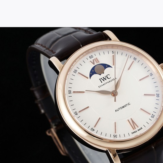 IWCポートフィーノ ムーンフェイズ 新作発表*真の月相表示を完璧に再現~星空を再現した幻想的なデザイン・浮遊感のある月と星の表現・雲間から覗く月のビジュアル・40mm最適サイズ(ユニセックス対応)・ドーム型サファイアクリスタル(両面無反射コーティング・人間工学に基づいた曲線ラグ ・トリリューデザイン(操作性向上) ・スイス製自動巻きムーブメント採用 ・クロノメーター級精度 ・耐磁性・耐衝撃性強化「ポートフィーノ」シリーズはIWCの IWCポートフィーノ ムーンフェイズ 新作発表*真の月相表示を完璧に再現~星空を再現した幻想的なデザイン・浮遊感のある月と星の表現・雲間から覗く月のビジュアル・40mm最適サイズ(ユニセックス対応)・ドーム型サファイアクリスタル(両面無反射コーティング・人間工学に基づいた曲線ラグ ・トリリューデザイン(操作性向上) ・スイス製自動巻きムーブメント採用 ・クロノメーター級精度 ・耐磁性・耐衝撃性強化「ポートフィーノ」シリーズはIWCの