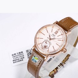 JMF.Factoryファクトリー最高傑作 - IWCポートフィーノ デイ&ナイト IW659802（谷愛凌モデル）*～市場最高峰のレプリカが誕生～*サイズ：34mm×9.5mm（超スリムケース）昼夜表示機能（詩的なビジュアル表現）ダイヤモンドセッティング（12石）3大革新ポイント* 薄さへの挑戦*・6時位置：24時間回転する昼夜表示盤（金製太陽＆月モチーフ） ・文字盤：サンレイ仕上げ加工 ・各インデックスに天然ダイヤモンド（0.75ct相当）を設置  新型ムーブメント・美優達35180カスタムムーブメン