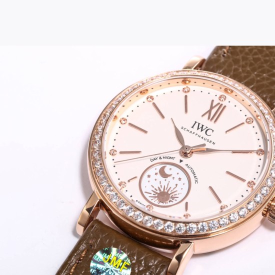 JMF.Factoryファクトリー最高傑作 - IWCポートフィーノ デイ&ナイト IW659802(谷愛凌モデル)*~市場最高峰のレプリカが誕生~*サイズ:34mm×9.5mm(超スリムケース)昼夜表示機能(詩的なビジュアル表現)ダイヤモンドセッティング(12石)3大革新ポイント* 薄さへの挑戦*・6時位置:24時間回転する昼夜表示盤(金製太陽&月モチーフ) ・文字盤:サンレイ仕上げ加工 ・各インデックスに天然ダイヤモンド(0.75ct相当)を設置 新型ムーブメント・美優達35180カスタムムーブメン JMF.Factoryファクトリー最高傑作 - IWCポートフィーノ デイ&ナイト IW659802(谷愛凌モデル)*~市場最高峰のレプリカが誕生~*サイズ:34mm×9.5mm(超スリムケース)昼夜表示機能(詩的なビジュアル表現)ダイヤモンドセッティング(12石)3大革新ポイント* 薄さへの挑戦*・6時位置:24時間回転する昼夜表示盤(金製太陽&月モチーフ) ・文字盤:サンレイ仕上げ加工 ・各インデックスに天然ダイヤモンド(0.75ct相当)を設置 新型ムーブメント・美優達35180カスタムムーブメン
