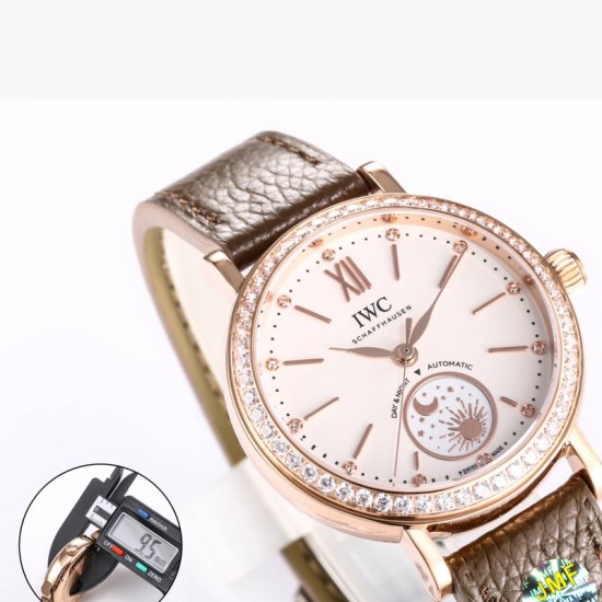 JMF.Factoryファクトリー最高傑作 - IWCポートフィーノ デイ&ナイト IW659802(谷愛凌モデル)*~市場最高峰のレプリカが誕生~*サイズ:34mm×9.5mm(超スリムケース)昼夜表示機能(詩的なビジュアル表現)ダイヤモンドセッティング(12石)3大革新ポイント* 薄さへの挑戦*・6時位置:24時間回転する昼夜表示盤(金製太陽&月モチーフ) ・文字盤:サンレイ仕上げ加工 ・各インデックスに天然ダイヤモンド(0.75ct相当)を設置 新型ムーブメント・美優達35180カスタムムーブメン JMF.Factoryファクトリー最高傑作 - IWCポートフィーノ デイ&ナイト IW659802(谷愛凌モデル)*~市場最高峰のレプリカが誕生~*サイズ:34mm×9.5mm(超スリムケース)昼夜表示機能(詩的なビジュアル表現)ダイヤモンドセッティング(12石)3大革新ポイント* 薄さへの挑戦*・6時位置:24時間回転する昼夜表示盤(金製太陽&月モチーフ) ・文字盤:サンレイ仕上げ加工 ・各インデックスに天然ダイヤモンド(0.75ct相当)を設置 新型ムーブメント・美優達35180カスタムムーブメン