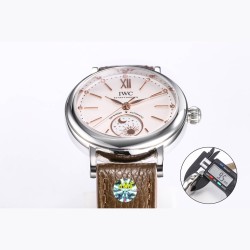 JMF.Factoryファクトリー最高傑作 - IWCポートフィーノ デイ&ナイト IW659802（谷愛凌モデル）*～市場最高峰のレプリカが誕生～*サイズ：34mm×9.5mm（超スリムケース）昼夜表示機能（詩的なビジュアル表現）ダイヤモンドセッティング（12石）3大革新ポイント* 薄さへの挑戦*・6時位置：24時間回転する昼夜表示盤（金製太陽＆月モチーフ） ・文字盤：サンレイ仕上げ加工 ・各インデックスに天然ダイヤモンド（0.75ct相当）を設置  新型ムーブメント・美優達35180カスタムムーブメン