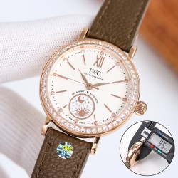 JMF.Factoryファクトリー最高傑作 - IWCポートフィーノ デイ&ナイト IW659802（谷愛凌モデル）*～市場最高峰のレプリカが誕生～*サイズ：34mm×9.5mm（超スリムケース）昼夜表示機能（詩的なビジュアル表現）ダイヤモンドセッティング（12石）3大革新ポイント* 薄さへの挑戦*・6時位置：24時間回転する昼夜表示盤（金製太陽＆月モチーフ） ・文字盤：サンレイ仕上げ加工 ・各インデックスに天然ダイヤモンド（0.75ct相当）を設置  新型ムーブメント・美優達35180カスタムムーブメン