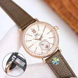 JMF.Factoryファクトリー最高傑作 - IWCポートフィーノ デイ&ナイト IW659802（谷愛凌モデル）*～市場最高峰のレプリカが誕生～*サイズ：34mm×9.5mm（超スリムケース）昼夜表示機能（詩的なビジュアル表現）ダイヤモンドセッティング（12石）3大革新ポイント* 薄さへの挑戦*・6時位置：24時間回転する昼夜表示盤（金製太陽＆月モチーフ） ・文字盤：サンレイ仕上げ加工 ・各インデックスに天然ダイヤモンド（0.75ct相当）を設置  新型ムーブメント・美優達35180カスタムムーブメン