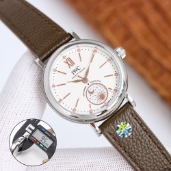 JMFファクトリー最高傑作 - IWCポートフィーノ デイ&ナイト IW659802（谷愛凌モデル）市場最高峰のレプリカが誕生～*サイズ：34mm×9.5mm（超スリムケース）昼夜表示機能（詩的なビジュアル表現）ダイヤモンドセッティング（12石）3大革新ポイント* 薄さへの挑戦*・6時位置：24時間回転する昼夜表示盤（金製太陽＆月モチーフ） ・文字盤：サンレイ仕上げ加工 ・各インデックスに天然ダイヤモンド（0.75ct相当）を設置  新型ムーブメント・美優達35180カスタムムーブメント採用 ・28800