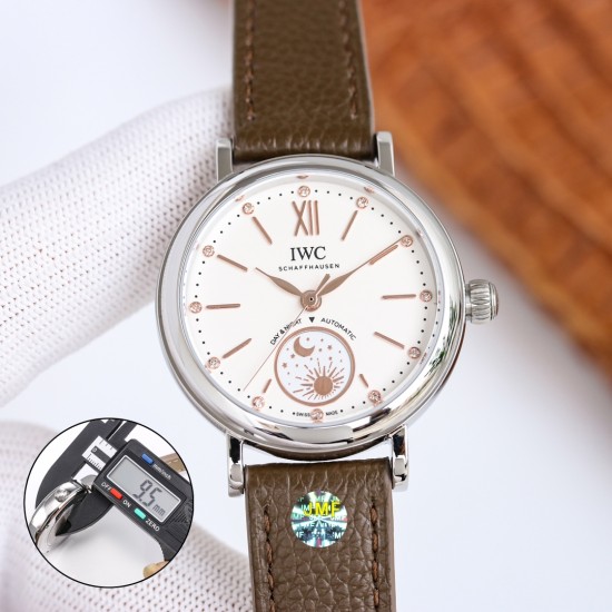JMFファクトリー最高傑作 - IWCポートフィーノ デイ&ナイト IW659802(谷愛凌モデル)市場最高峰のレプリカが誕生~*サイズ:34mm×9.5mm(超スリムケース)昼夜表示機能(詩的なビジュアル表現)ダイヤモンドセッティング(12石)3大革新ポイント* 薄さへの挑戦*・6時位置:24時間回転する昼夜表示盤(金製太陽&月モチーフ) ・文字盤:サンレイ仕上げ加工 ・各インデックスに天然ダイヤモンド(0.75ct相当)を設置 新型ムーブメント・美優達35180カスタムムーブメント採用 ・28800 JMFファクトリー最高傑作 - IWCポートフィーノ デイ&ナイト IW659802(谷愛凌モデル)市場最高峰のレプリカが誕生~*サイズ:34mm×9.5mm(超スリムケース)昼夜表示機能(詩的なビジュアル表現)ダイヤモンドセッティング(12石)3大革新ポイント* 薄さへの挑戦*・6時位置:24時間回転する昼夜表示盤(金製太陽&月モチーフ) ・文字盤:サンレイ仕上げ加工 ・各インデックスに天然ダイヤモンド(0.75ct相当)を設置 新型ムーブメント・美優達35180カスタムムーブメント採用 ・28800