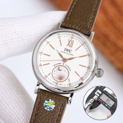 JMFファクトリー最高傑作 - IWCポートフィーノ デイ&ナイト IW659802（谷愛凌モデル）市場最高峰のレプリカが誕生～*サイズ：34mm×9.5mm（超スリムケース）昼夜表示機能（詩的なビジュアル表現）ダイヤモンドセッティング（12石）3大革新ポイント* 薄さへの挑戦*・6時位置：24時間回転する昼夜表示盤（金製太陽＆月モチーフ） ・文字盤：サンレイ仕上げ加工 ・各インデックスに天然ダイヤモンド（0.75ct相当）を設置  新型ムーブメント・美優達35180カスタムムーブメント採用 ・28800