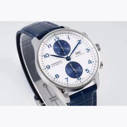 IWCポルトギーゼ IW371620 2022年最新モデル ポルトガル・クロノグラフ ムーブメントの精巧な機構が一望可能／サイズ：41mm×13mm 新設計バックル より快適でエレガントな着け心地を実現 特別カスタムムーブメントCAL.69355ベースを採用！ 驚異的な精度（秒ぶれなし）正品と同一の高度な研磨技術・手首にフィットする理想的なプロポーション・両面サファイアクリスタルガラス（超高透明度）「ポルトガル・クロノグラフ」の真髄をこの価格で体感できる唯一のモデル