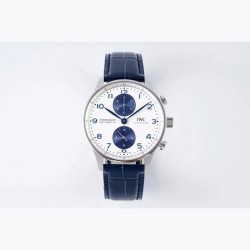 IWCポルトギーゼ IW371620 2022年最新モデル ポルトガル・クロノグラフ ムーブメントの精巧な機構が一望可能／サイズ：41mm×13mm 新設計バックル より快適でエレガントな着け心地を実現 特別カスタムムーブメントCAL.69355ベースを採用！ 驚異的な精度（秒ぶれなし）正品と同一の高度な研磨技術・手首にフィットする理想的なプロポーション・両面サファイアクリスタルガラス（超高透明度）「ポルトガル・クロノグラフ」の真髄をこの価格で体感できる唯一のモデル
