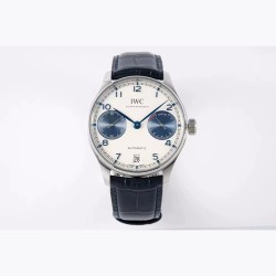 【GEファクトリー新作登場】IWCポルトギーゼ最新モデル サイズ：42mm×13mm（最適な厚みバランス）・CNC精密加工による超高精度仕上げ 前後サファイアクリスタルガラス（超高透過率無反射コーティング）Cal.82650ムーブメント▼ストラップ・最高級輸入牛革ストラップ・IWC純正クラス折り畳みバックル＆ピンバックル付属▼文字盤レイアウト3つのサブダイアルで視認性向上! 3時：日付表示!6時：月表示＋真ムーンフェイズ9時：曜日表示＋閏年表示窓（L/1/2/3）※市場唯一の閏年機能完全再現モデル