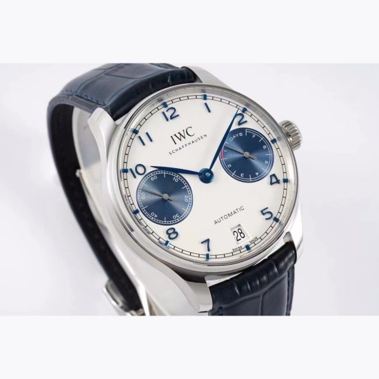 【GEファクトリー新作登場】IWCポルトギーゼ最新モデル サイズ:42mm×13mm(最適な厚みバランス)・CNC精密加工による超高精度仕上げ 前後サファイアクリスタルガラス(超高透過率無反射コーティング)Cal.82650ムーブメント▼ストラップ・最高級輸入牛革ストラップ・IWC純正クラス折り畳みバックル&ピンバックル付属▼文字盤レイアウト3つのサブダイアルで視認性向上! 3時:日付表示!6時:月表示+真ムーンフェイズ9時:曜日表示+閏年表示窓(L/1/2/3)※市場唯一の閏年機能完全再現モデル 【GEファクトリー新作登場】IWCポルトギーゼ最新モデル サイズ:42mm×13mm(最適な厚みバランス)・CNC精密加工による超高精度仕上げ 前後サファイアクリスタルガラス(超高透過率無反射コーティング)Cal.82650ムーブメント▼ストラップ・最高級輸入牛革ストラップ・IWC純正クラス折り畳みバックル&ピンバックル付属▼文字盤レイアウト3つのサブダイアルで視認性向上! 3時:日付表示!6時:月表示+真ムーンフェイズ9時:曜日表示+閏年表示窓(L/1/2/3)※市場唯一の閏年機能完全再現モデル