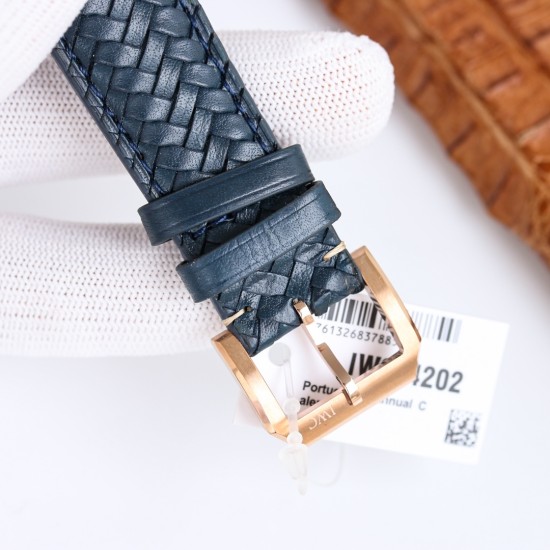 【GEファクトリー新作登場】IWCポルトギーゼ最新モデル 時間・日付・曜日・閏年表示・真ムーンフェイズ・月表示を完璧に搭載!正品と遜色ない機能美を実現した傑作が登場!・サイズ:42mm×13mm(最適な厚みバランス)CNC精密加工による超高精度仕上げ!前後サファイアクリスタルガラス ・ムーブメントCal.82650・テンプ位置を正品と完全一致させるため数百時間の開発を投入!構造99%一致・調整方法100%再現 3つのサブダイアルで視認性向上:3時:日付表示6時:月表示+真ムーンフェイズ(月周期完全再現)9 【GEファクトリー新作登場】IWCポルトギーゼ最新モデル 時間・日付・曜日・閏年表示・真ムーンフェイズ・月表示を完璧に搭載!正品と遜色ない機能美を実現した傑作が登場!・サイズ:42mm×13mm(最適な厚みバランス)CNC精密加工による超高精度仕上げ!前後サファイアクリスタルガラス ・ムーブメントCal.82650・テンプ位置を正品と完全一致させるため数百時間の開発を投入!構造99%一致・調整方法100%再現 3つのサブダイアルで視認性向上:3時:日付表示6時:月表示+真ムーンフェイズ(月周期完全再現)9