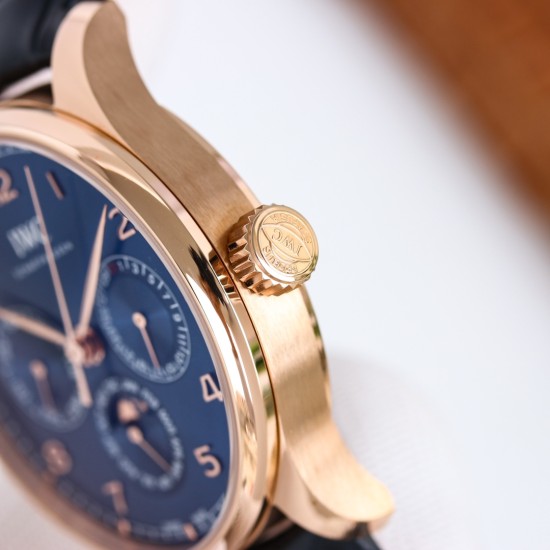 【GEファクトリー新作登場】IWCポルトギーゼ最新モデル 時間・日付・曜日・閏年表示・真ムーンフェイズ・月表示を完璧に搭載!正品と遜色ない機能美を実現した傑作が登場!・サイズ:42mm×13mm(最適な厚みバランス)CNC精密加工による超高精度仕上げ!前後サファイアクリスタルガラス ・ムーブメントCal.82650・テンプ位置を正品と完全一致させるため数百時間の開発を投入!構造99%一致・調整方法100%再現 3つのサブダイアルで視認性向上:3時:日付表示6時:月表示+真ムーンフェイズ(月周期完全再現)9 【GEファクトリー新作登場】IWCポルトギーゼ最新モデル 時間・日付・曜日・閏年表示・真ムーンフェイズ・月表示を完璧に搭載!正品と遜色ない機能美を実現した傑作が登場!・サイズ:42mm×13mm(最適な厚みバランス)CNC精密加工による超高精度仕上げ!前後サファイアクリスタルガラス ・ムーブメントCal.82650・テンプ位置を正品と完全一致させるため数百時間の開発を投入!構造99%一致・調整方法100%再現 3つのサブダイアルで視認性向上:3時:日付表示6時:月表示+真ムーンフェイズ(月周期完全再現)9