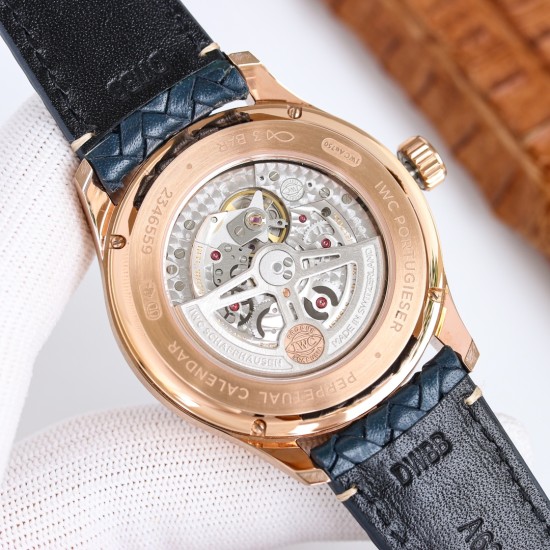 【GEファクトリー新作登場】IWCポルトギーゼ最新モデル 時間・日付・曜日・閏年表示・真ムーンフェイズ・月表示を完璧に搭載!正品と遜色ない機能美を実現した傑作が登場!・サイズ:42mm×13mm(最適な厚みバランス)CNC精密加工による超高精度仕上げ!前後サファイアクリスタルガラス ・ムーブメントCal.82650・テンプ位置を正品と完全一致させるため数百時間の開発を投入!構造99%一致・調整方法100%再現 3つのサブダイアルで視認性向上:3時:日付表示6時:月表示+真ムーンフェイズ(月周期完全再現)9 【GEファクトリー新作登場】IWCポルトギーゼ最新モデル 時間・日付・曜日・閏年表示・真ムーンフェイズ・月表示を完璧に搭載!正品と遜色ない機能美を実現した傑作が登場!・サイズ:42mm×13mm(最適な厚みバランス)CNC精密加工による超高精度仕上げ!前後サファイアクリスタルガラス ・ムーブメントCal.82650・テンプ位置を正品と完全一致させるため数百時間の開発を投入!構造99%一致・調整方法100%再現 3つのサブダイアルで視認性向上:3時:日付表示6時:月表示+真ムーンフェイズ(月周期完全再現)9