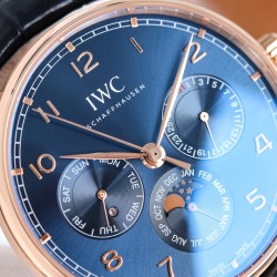 【GEファクトリー新作登場】IWCポルトギーゼ最新モデル 時間・日付・曜日・閏年表示・真ムーンフェイズ・月表示を完璧に搭載！正品と遜色ない機能美を実現した傑作が登場！・サイズ：42mm×13mm（最適な厚みバランス）CNC精密加工による超高精度仕上げ！前後サファイアクリスタルガラス ・ムーブメントCal.82650・テンプ位置を正品と完全一致させるため数百時間の開発を投入！構造99%一致・調整方法100%再現 3つのサブダイアルで視認性向上：3時：日付表示6時：月表示＋真ムーンフェイズ（月周期完全再現）9