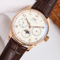 【GEファクトリー新作登場】IWCポルトギーゼ最新モデル 時間・日付・曜日・閏年表示・真ムーンフェイズ・月表示を完璧に搭載！正品と遜色ない機能美を実現した傑作が登場！・サイズ：42mm×13mm（最適な厚みバランス）CNC精密加工による超高精度仕上げ！前後サファイアクリスタルガラス ・ムーブメントCal.82650・テンプ位置を正品と完全一致させるため数百時間の開発を投入！構造99%一致・調整方法100%再現 3つのサブダイアルで視認性向上：3時：日付表示6時：月表示＋真ムーンフェイズ（月周期完全再現）9