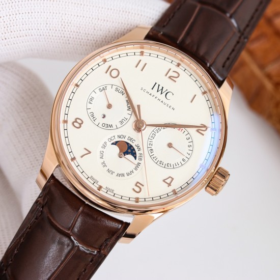 【GEファクトリー新作登場】IWCポルトギーゼ最新モデル 時間・日付・曜日・閏年表示・真ムーンフェイズ・月表示を完璧に搭載!正品と遜色ない機能美を実現した傑作が登場!・サイズ:42mm×13mm(最適な厚みバランス)CNC精密加工による超高精度仕上げ!前後サファイアクリスタルガラス ・ムーブメントCal.82650・テンプ位置を正品と完全一致させるため数百時間の開発を投入!構造99%一致・調整方法100%再現 3つのサブダイアルで視認性向上:3時:日付表示6時:月表示+真ムーンフェイズ(月周期完全再現)9 【GEファクトリー新作登場】IWCポルトギーゼ最新モデル 時間・日付・曜日・閏年表示・真ムーンフェイズ・月表示を完璧に搭載!正品と遜色ない機能美を実現した傑作が登場!・サイズ:42mm×13mm(最適な厚みバランス)CNC精密加工による超高精度仕上げ!前後サファイアクリスタルガラス ・ムーブメントCal.82650・テンプ位置を正品と完全一致させるため数百時間の開発を投入!構造99%一致・調整方法100%再現 3つのサブダイアルで視認性向上:3時:日付表示6時:月表示+真ムーンフェイズ(月周期完全再現)9