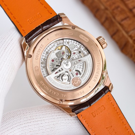 【GEファクトリー新作登場】IWCポルトギーゼ最新モデル 時間・日付・曜日・閏年表示・真ムーンフェイズ・月表示を完璧に搭載!正品と遜色ない機能美を実現した傑作が登場!・サイズ:42mm×13mm(最適な厚みバランス)CNC精密加工による超高精度仕上げ!前後サファイアクリスタルガラス ・ムーブメントCal.82650・テンプ位置を正品と完全一致させるため数百時間の開発を投入!構造99%一致・調整方法100%再現 3つのサブダイアルで視認性向上:3時:日付表示6時:月表示+真ムーンフェイズ(月周期完全再現)9 【GEファクトリー新作登場】IWCポルトギーゼ最新モデル 時間・日付・曜日・閏年表示・真ムーンフェイズ・月表示を完璧に搭載!正品と遜色ない機能美を実現した傑作が登場!・サイズ:42mm×13mm(最適な厚みバランス)CNC精密加工による超高精度仕上げ!前後サファイアクリスタルガラス ・ムーブメントCal.82650・テンプ位置を正品と完全一致させるため数百時間の開発を投入!構造99%一致・調整方法100%再現 3つのサブダイアルで視認性向上:3時:日付表示6時:月表示+真ムーンフェイズ(月周期完全再現)9