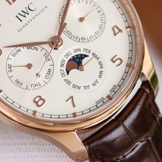【GEファクトリー新作登場】IWCポルトギーゼ最新モデル 時間・日付・曜日・閏年表示・真ムーンフェイズ・月表示を完璧に搭載!正品と遜色ない機能美を実現した傑作が登場!・サイズ:42mm×13mm(最適な厚みバランス)CNC精密加工による超高精度仕上げ!前後サファイアクリスタルガラス ・ムーブメントCal.82650・テンプ位置を正品と完全一致させるため数百時間の開発を投入!構造99%一致・調整方法100%再現 3つのサブダイアルで視認性向上:3時:日付表示6時:月表示+真ムーンフェイズ(月周期完全再現)9 【GEファクトリー新作登場】IWCポルトギーゼ最新モデル 時間・日付・曜日・閏年表示・真ムーンフェイズ・月表示を完璧に搭載!正品と遜色ない機能美を実現した傑作が登場!・サイズ:42mm×13mm(最適な厚みバランス)CNC精密加工による超高精度仕上げ!前後サファイアクリスタルガラス ・ムーブメントCal.82650・テンプ位置を正品と完全一致させるため数百時間の開発を投入!構造99%一致・調整方法100%再現 3つのサブダイアルで視認性向上:3時:日付表示6時:月表示+真ムーンフェイズ(月周期完全再現)9