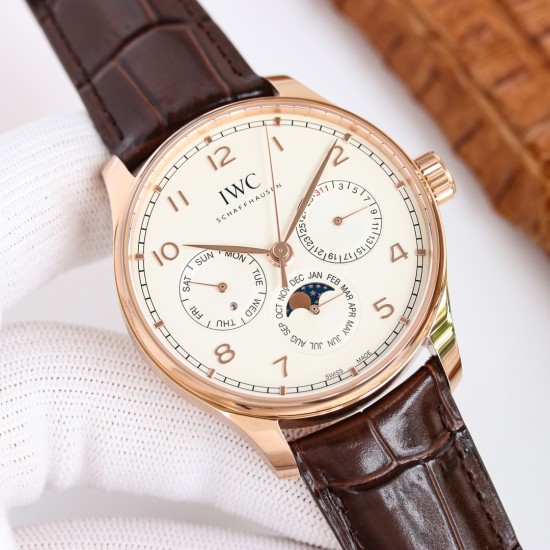 【GEファクトリー新作登場】IWCポルトギーゼ最新モデル 時間・日付・曜日・閏年表示・真ムーンフェイズ・月表示を完璧に搭載!正品と遜色ない機能美を実現した傑作が登場!・サイズ:42mm×13mm(最適な厚みバランス)CNC精密加工による超高精度仕上げ!前後サファイアクリスタルガラス ・ムーブメントCal.82650・テンプ位置を正品と完全一致させるため数百時間の開発を投入!構造99%一致・調整方法100%再現 3つのサブダイアルで視認性向上:3時:日付表示6時:月表示+真ムーンフェイズ(月周期完全再現)9 【GEファクトリー新作登場】IWCポルトギーゼ最新モデル 時間・日付・曜日・閏年表示・真ムーンフェイズ・月表示を完璧に搭載!正品と遜色ない機能美を実現した傑作が登場!・サイズ:42mm×13mm(最適な厚みバランス)CNC精密加工による超高精度仕上げ!前後サファイアクリスタルガラス ・ムーブメントCal.82650・テンプ位置を正品と完全一致させるため数百時間の開発を投入!構造99%一致・調整方法100%再現 3つのサブダイアルで視認性向上:3時:日付表示6時:月表示+真ムーンフェイズ(月周期完全再現)9