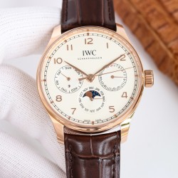 【GEファクトリー新作登場】IWCポルトギーゼ最新モデル 時間・日付・曜日・閏年表示・真ムーンフェイズ・月表示を完璧に搭載！正品と遜色ない機能美を実現した傑作が登場！・サイズ：42mm×13mm（最適な厚みバランス）CNC精密加工による超高精度仕上げ！前後サファイアクリスタルガラス ・ムーブメントCal.82650・テンプ位置を正品と完全一致させるため数百時間の開発を投入！構造99%一致・調整方法100%再現 3つのサブダイアルで視認性向上：3時：日付表示6時：月表示＋真ムーンフェイズ（月周期完全再現）9