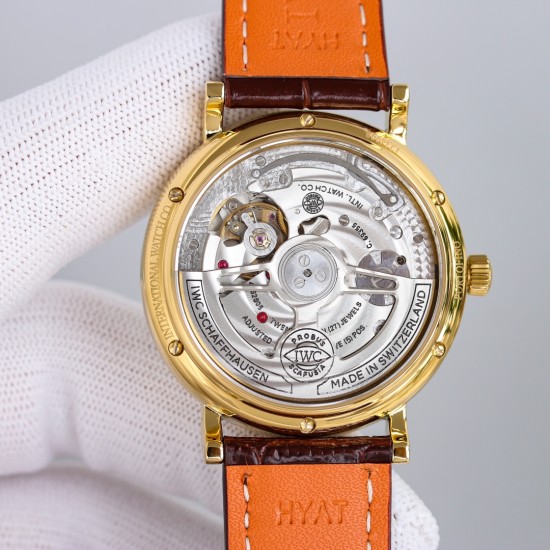 IWC アイ・ダブリュー・シTW新作 美の頂点 IWCポートフィーノ パーペチュアルカレンダー ムーンフェイズ IWC(アイ・ダブリュー・シー)が誇る最高傑作、ポルトフィーノIW510103オープンハートモデルが登場。高級316Lステンレススチールケース*鏡面研磨仕上げで滑らかな質感✨6時位置スモールセコンド*ハック機能搭載で正確な時刻調整が可能 - ローマ数字とバーインデックスの洗練された組み合わせ - 文字盤最外周に配置されたカレンダー * 優美な柳葉型時分針 *両面無反射コーティングサファイアガ IWC アイ・ダブリュー・シTW新作 美の頂点 IWCポートフィーノ パーペチュアルカレンダー ムーンフェイズ IWC(アイ・ダブリュー・シー)が誇る最高傑作、ポルトフィーノIW510103オープンハートモデルが登場。高級316Lステンレススチールケース*鏡面研磨仕上げで滑らかな質感✨6時位置スモールセコンド*ハック機能搭載で正確な時刻調整が可能 - ローマ数字とバーインデックスの洗練された組み合わせ - 文字盤最外周に配置されたカレンダー * 優美な柳葉型時分針 *両面無反射コーティングサファイアガ