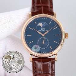 IWC アイ・ダブリュー・シTW新作 美の頂点 IWCポートフィーノ パーペチュアルカレンダー ムーンフェイズ IWC(アイ・ダブリュー・シー)が誇る最高傑作、ポルトフィーノIW510103オープンハートモデルが登場。高級316Lステンレススチールケース*鏡面研磨仕上げで滑らかな質感✨6時位置スモールセコンド*ハック機能搭載で正確な時刻調整が可能  - ローマ数字とバーインデックスの洗練された組み合わせ  - 文字盤最外周に配置されたカレンダー * 優美な柳葉型時分針 *両面無反射コーティングサファイアガ
