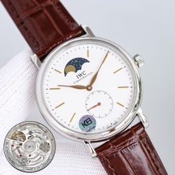 IWC アイ・ダブリュー・シTW新作 美の頂点 IWCポートフィーノ パーペチュアルカレンダー ムーンフェイズ IWC(アイ・ダブリュー・シー)が誇る最高傑作、ポルトフィーノIW510103オープンハートモデルが登場。高級316Lステンレススチールケース*鏡面研磨仕上げで滑らかな質感✨6時位置スモールセコンド*ハック機能搭載で正確な時刻調整が可能  - ローマ数字とバーインデックスの洗練された組み合わせ  - 文字盤最外周に配置されたカレンダー * 優美な柳葉型時分針 *両面無反射コーティングサファイアガ