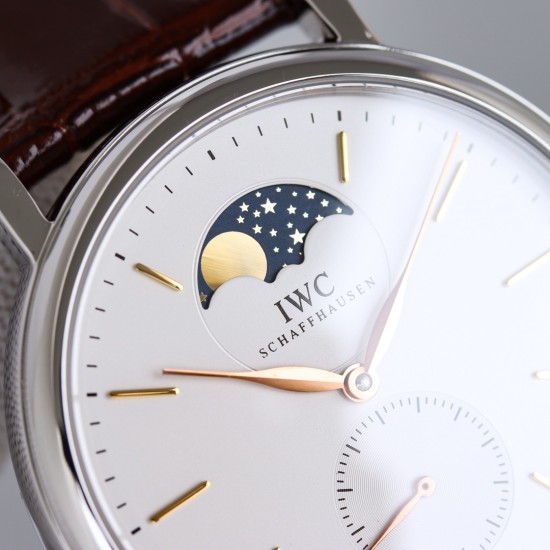 IWC アイ・ダブリュー・シTW新作 美の頂点 IWCポートフィーノ パーペチュアルカレンダー ムーンフェイズ IWC(アイ・ダブリュー・シー)が誇る最高傑作、ポルトフィーノIW510103オープンハートモデルが登場。高級316Lステンレススチールケース*鏡面研磨仕上げで滑らかな質感✨6時位置スモールセコンド*ハック機能搭載で正確な時刻調整が可能 - ローマ数字とバーインデックスの洗練された組み合わせ - 文字盤最外周に配置されたカレンダー * 優美な柳葉型時分針 *両面無反射コーティングサファイアガ IWC アイ・ダブリュー・シTW新作 美の頂点 IWCポートフィーノ パーペチュアルカレンダー ムーンフェイズ IWC(アイ・ダブリュー・シー)が誇る最高傑作、ポルトフィーノIW510103オープンハートモデルが登場。高級316Lステンレススチールケース*鏡面研磨仕上げで滑らかな質感✨6時位置スモールセコンド*ハック機能搭載で正確な時刻調整が可能 - ローマ数字とバーインデックスの洗練された組み合わせ - 文字盤最外周に配置されたカレンダー * 優美な柳葉型時分針 *両面無反射コーティングサファイアガ
