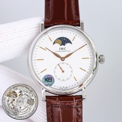 IWC アイ・ダブリュー・シTW新作 美の頂点 IWCポートフィーノ パーペチュアルカレンダー ムーンフェイズ IWC(アイ・ダブリュー・シー)が誇る最高傑作、ポルトフィーノIW510103オープンハートモデルが登場。高級316Lステンレススチールケース*鏡面研磨仕上げで滑らかな質感✨6時位置スモールセコンド*ハック機能搭載で正確な時刻調整が可能  - ローマ数字とバーインデックスの洗練された組み合わせ  - 文字盤最外周に配置されたカレンダー * 優美な柳葉型時分針 *両面無反射コーティングサファイアガ