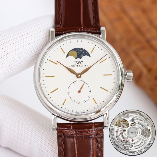 TW新作 美の頂点 IWCポートフィーノ パーペチュアルカレンダー ムーンフェイズ IWC(アイ・ダブリュー・シー)が誇る最高傑作、ポルトフィーノIW510103オープンハートモデルが登場。高級316Lステンレススチールケース*鏡面研磨仕上げで滑らかな質感✨6時位置スモールセコンド*ハック機能搭載で正確な時刻調整が可能 - ローマ数字とバーインデックスの洗練された組み合わせ - 文字盤最外周に配置されたカレンダー * 優美な柳葉型時分針 *両面無反射コーティングサファイアガラス*プレミアム輸入牛革スト TW新作 美の頂点 IWCポートフィーノ パーペチュアルカレンダー ムーンフェイズ IWC(アイ・ダブリュー・シー)が誇る最高傑作、ポルトフィーノIW510103オープンハートモデルが登場。高級316Lステンレススチールケース*鏡面研磨仕上げで滑らかな質感✨6時位置スモールセコンド*ハック機能搭載で正確な時刻調整が可能 - ローマ数字とバーインデックスの洗練された組み合わせ - 文字盤最外周に配置されたカレンダー * 優美な柳葉型時分針 *両面無反射コーティングサファイアガラス*プレミアム輸入牛革スト