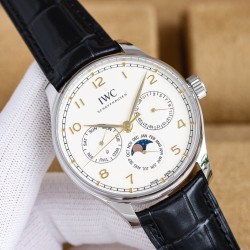 GEファクトリー最新作 隆重登場*IWCポルトギーゼ 最新モデル*時計、日付、曜日、閏年、真ムーンフェイズ、月表示を完璧に再現した至高のレプリカがついに登場。 その卓越した機能性と精巧な仕様はまさに「大器晩成」。時計愛好家の皆様、ぜひご堪能ください。- サイズ42mm×13mm（厚さは最適なバランス）  - CNCトップクラス加工によるシャープで滑らかなライン- 前後サファイアクリスタルガラス  日本製9015ベースをCal.82650ムーブメントに完全改造* テンプ位置を正品と完全一致させるため、エンジ