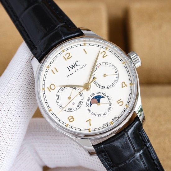 GEファクトリー最新作 隆重登場*IWCポルトギーゼ 最新モデル*時計、日付、曜日、閏年、真ムーンフェイズ、月表示を完璧に再現した至高のレプリカがついに登場。 その卓越した機能性と精巧な仕様はまさに「大器晩成」。時計愛好家の皆様、ぜひご堪能ください。- サイズ42mm×13mm(厚さは最適なバランス) - CNCトップクラス加工によるシャープで滑らかなライン- 前後サファイアクリスタルガラス 日本製9015ベースをCal.82650ムーブメントに完全改造* テンプ位置を正品と完全一致させるため、エンジ GEファクトリー最新作 隆重登場*IWCポルトギーゼ 最新モデル*時計、日付、曜日、閏年、真ムーンフェイズ、月表示を完璧に再現した至高のレプリカがついに登場。 その卓越した機能性と精巧な仕様はまさに「大器晩成」。時計愛好家の皆様、ぜひご堪能ください。- サイズ42mm×13mm(厚さは最適なバランス) - CNCトップクラス加工によるシャープで滑らかなライン- 前後サファイアクリスタルガラス 日本製9015ベースをCal.82650ムーブメントに完全改造* テンプ位置を正品と完全一致させるため、エンジ