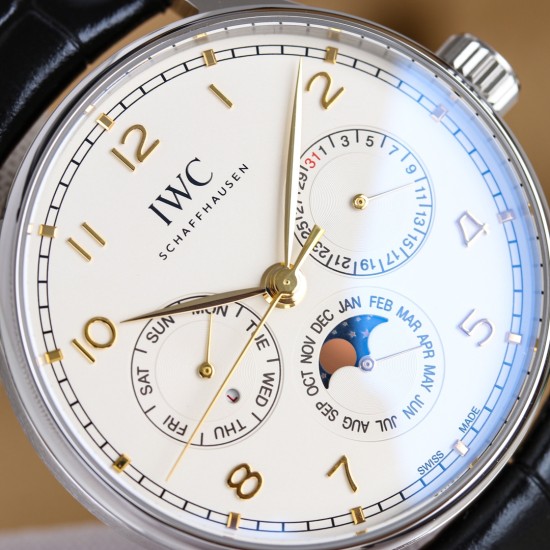 GEファクトリー最新作 隆重登場*IWCポルトギーゼ 最新モデル*時計、日付、曜日、閏年、真ムーンフェイズ、月表示を完璧に再現した至高のレプリカがついに登場。 その卓越した機能性と精巧な仕様はまさに「大器晩成」。時計愛好家の皆様、ぜひご堪能ください。- サイズ42mm×13mm(厚さは最適なバランス) - CNCトップクラス加工によるシャープで滑らかなライン- 前後サファイアクリスタルガラス 日本製9015ベースをCal.82650ムーブメントに完全改造* テンプ位置を正品と完全一致させるため、エンジ GEファクトリー最新作 隆重登場*IWCポルトギーゼ 最新モデル*時計、日付、曜日、閏年、真ムーンフェイズ、月表示を完璧に再現した至高のレプリカがついに登場。 その卓越した機能性と精巧な仕様はまさに「大器晩成」。時計愛好家の皆様、ぜひご堪能ください。- サイズ42mm×13mm(厚さは最適なバランス) - CNCトップクラス加工によるシャープで滑らかなライン- 前後サファイアクリスタルガラス 日本製9015ベースをCal.82650ムーブメントに完全改造* テンプ位置を正品と完全一致させるため、エンジ