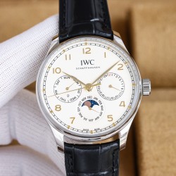 GEファクトリー最新作 隆重登場*IWCポルトギーゼ 最新モデル*時計、日付、曜日、閏年、真ムーンフェイズ、月表示を完璧に再現した至高のレプリカがついに登場。 その卓越した機能性と精巧な仕様はまさに「大器晩成」。時計愛好家の皆様、ぜひご堪能ください。- サイズ42mm×13mm（厚さは最適なバランス）  - CNCトップクラス加工によるシャープで滑らかなライン- 前後サファイアクリスタルガラス  日本製9015ベースをCal.82650ムーブメントに完全改造* テンプ位置を正品と完全一致させるため、エンジ