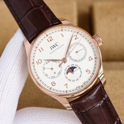 GEファクトリー最新作 隆重登場*IWCポルトギーゼ 最新モデル*時計、日付、曜日、閏年、真ムーンフェイズ、月表示を完璧に再現した至高のレプリカがついに登場。 その卓越した機能性と精巧な仕様はまさに「大器晩成」。時計愛好家の皆様、ぜひご堪能ください。- サイズ42mm×13mm（厚さは最適なバランス）  - CNCトップクラス加工によるシャープで滑らかなライン- 前後サファイアクリスタルガラス  日本製9015ベースをCal.82650ムーブメントに完全改造* テンプ位置を正品と完全一致させるため、エンジ
