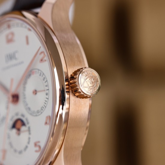 GEファクトリー最新作 隆重登場*IWCポルトギーゼ 最新モデル*時計、日付、曜日、閏年、真ムーンフェイズ、月表示を完璧に再現した至高のレプリカがついに登場。 その卓越した機能性と精巧な仕様はまさに「大器晩成」。時計愛好家の皆様、ぜひご堪能ください。- サイズ42mm×13mm(厚さは最適なバランス) - CNCトップクラス加工によるシャープで滑らかなライン- 前後サファイアクリスタルガラス 日本製9015ベースをCal.82650ムーブメントに完全改造* テンプ位置を正品と完全一致させるため、エンジ GEファクトリー最新作 隆重登場*IWCポルトギーゼ 最新モデル*時計、日付、曜日、閏年、真ムーンフェイズ、月表示を完璧に再現した至高のレプリカがついに登場。 その卓越した機能性と精巧な仕様はまさに「大器晩成」。時計愛好家の皆様、ぜひご堪能ください。- サイズ42mm×13mm(厚さは最適なバランス) - CNCトップクラス加工によるシャープで滑らかなライン- 前後サファイアクリスタルガラス 日本製9015ベースをCal.82650ムーブメントに完全改造* テンプ位置を正品と完全一致させるため、エンジ
