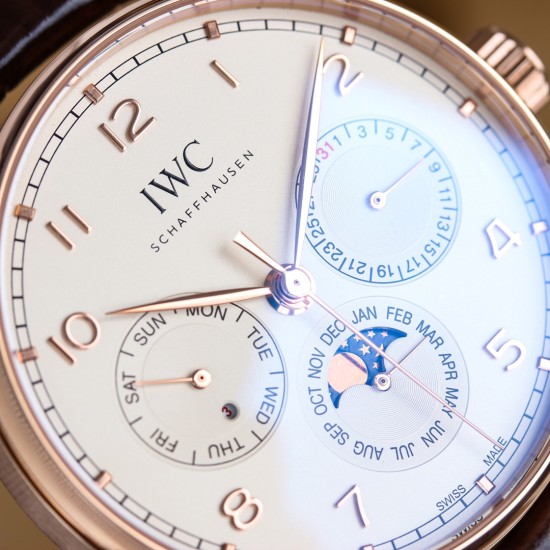 GEファクトリー最新作 隆重登場*IWCポルトギーゼ 最新モデル*時計、日付、曜日、閏年、真ムーンフェイズ、月表示を完璧に再現した至高のレプリカがついに登場。 その卓越した機能性と精巧な仕様はまさに「大器晩成」。時計愛好家の皆様、ぜひご堪能ください。- サイズ42mm×13mm(厚さは最適なバランス) - CNCトップクラス加工によるシャープで滑らかなライン- 前後サファイアクリスタルガラス 日本製9015ベースをCal.82650ムーブメントに完全改造* テンプ位置を正品と完全一致させるため、エンジ GEファクトリー最新作 隆重登場*IWCポルトギーゼ 最新モデル*時計、日付、曜日、閏年、真ムーンフェイズ、月表示を完璧に再現した至高のレプリカがついに登場。 その卓越した機能性と精巧な仕様はまさに「大器晩成」。時計愛好家の皆様、ぜひご堪能ください。- サイズ42mm×13mm(厚さは最適なバランス) - CNCトップクラス加工によるシャープで滑らかなライン- 前後サファイアクリスタルガラス 日本製9015ベースをCal.82650ムーブメントに完全改造* テンプ位置を正品と完全一致させるため、エンジ