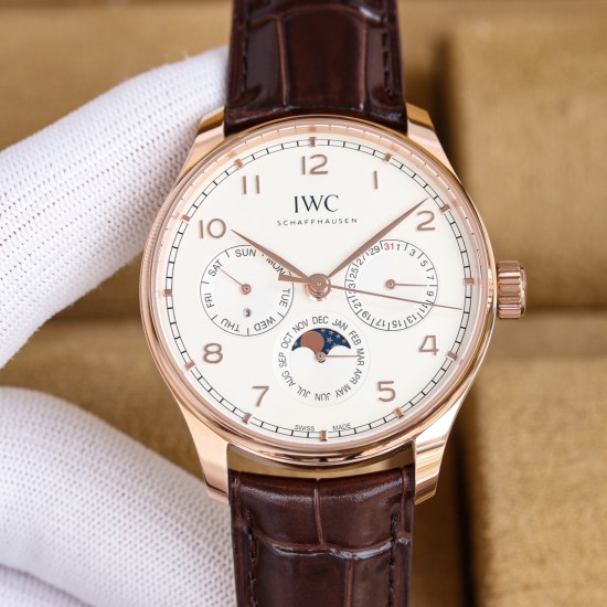 GEファクトリー最新作 隆重登場*IWCポルトギーゼ 最新モデル*時計、日付、曜日、閏年、真ムーンフェイズ、月表示を完璧に再現した至高のレプリカがついに登場。 その卓越した機能性と精巧な仕様はまさに「大器晩成」。時計愛好家の皆様、ぜひご堪能ください。- サイズ42mm×13mm(厚さは最適なバランス) - CNCトップクラス加工によるシャープで滑らかなライン- 前後サファイアクリスタルガラス 日本製9015ベースをCal.82650ムーブメントに完全改造* テンプ位置を正品と完全一致させるため、エンジ GEファクトリー最新作 隆重登場*IWCポルトギーゼ 最新モデル*時計、日付、曜日、閏年、真ムーンフェイズ、月表示を完璧に再現した至高のレプリカがついに登場。 その卓越した機能性と精巧な仕様はまさに「大器晩成」。時計愛好家の皆様、ぜひご堪能ください。- サイズ42mm×13mm(厚さは最適なバランス) - CNCトップクラス加工によるシャープで滑らかなライン- 前後サファイアクリスタルガラス 日本製9015ベースをCal.82650ムーブメントに完全改造* テンプ位置を正品と完全一致させるため、エンジ