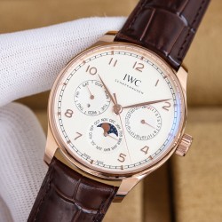GEファクトリー最新作 隆重登場*IWCポルトギーゼ 最新モデル*時計、日付、曜日、閏年、真ムーンフェイズ、月表示を完璧に再現した至高のレプリカがついに登場。 その卓越した機能性と精巧な仕様はまさに「大器晩成」。時計愛好家の皆様、ぜひご堪能ください。- サイズ42mm×13mm（厚さは最適なバランス）  - CNCトップクラス加工によるシャープで滑らかなライン- 前後サファイアクリスタルガラス  日本製9015ベースをCal.82650ムーブメントに完全改造* テンプ位置を正品と完全一致させるため、エンジ