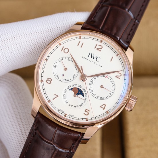 GEファクトリー最新作 隆重登場*IWCポルトギーゼ 最新モデル*時計、日付、曜日、閏年、真ムーンフェイズ、月表示を完璧に再現した至高のレプリカがついに登場。 その卓越した機能性と精巧な仕様はまさに「大器晩成」。時計愛好家の皆様、ぜひご堪能ください。- サイズ42mm×13mm(厚さは最適なバランス) - CNCトップクラス加工によるシャープで滑らかなライン- 前後サファイアクリスタルガラス 日本製9015ベースをCal.82650ムーブメントに完全改造* テンプ位置を正品と完全一致させるため、エンジ GEファクトリー最新作 隆重登場*IWCポルトギーゼ 最新モデル*時計、日付、曜日、閏年、真ムーンフェイズ、月表示を完璧に再現した至高のレプリカがついに登場。 その卓越した機能性と精巧な仕様はまさに「大器晩成」。時計愛好家の皆様、ぜひご堪能ください。- サイズ42mm×13mm(厚さは最適なバランス) - CNCトップクラス加工によるシャープで滑らかなライン- 前後サファイアクリスタルガラス 日本製9015ベースをCal.82650ムーブメントに完全改造* テンプ位置を正品と完全一致させるため、エンジ