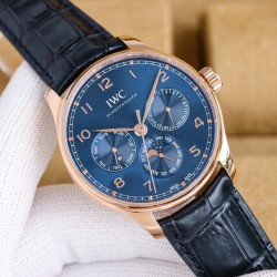 GEファクトリー最新作 隆重登場*IWCポルトギーゼ 最新モデル*時計、日付、曜日、閏年、真ムーンフェイズ、月表示を完璧に再現した至高のレプリカがついに登場。 その卓越した機能性と精巧な仕様はまさに「大器晩成」。時計愛好家の皆様、ぜひご堪能ください。- サイズ42mm×13mm（厚さは最適なバランス）  - CNCトップクラス加工によるシャープで滑らかなライン- 前後サファイアクリスタルガラス  日本製9015ベースをCal.82650ムーブメントに完全改造* テンプ位置を正品と完全一致させるため、エンジ