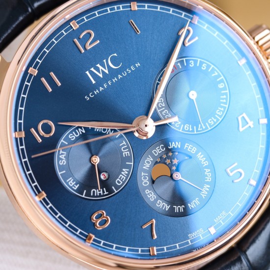 GEファクトリー最新作 隆重登場*IWCポルトギーゼ 最新モデル*時計、日付、曜日、閏年、真ムーンフェイズ、月表示を完璧に再現した至高のレプリカがついに登場。 その卓越した機能性と精巧な仕様はまさに「大器晩成」。時計愛好家の皆様、ぜひご堪能ください。- サイズ42mm×13mm(厚さは最適なバランス) - CNCトップクラス加工によるシャープで滑らかなライン- 前後サファイアクリスタルガラス 日本製9015ベースをCal.82650ムーブメントに完全改造* テンプ位置を正品と完全一致させるため、エンジ GEファクトリー最新作 隆重登場*IWCポルトギーゼ 最新モデル*時計、日付、曜日、閏年、真ムーンフェイズ、月表示を完璧に再現した至高のレプリカがついに登場。 その卓越した機能性と精巧な仕様はまさに「大器晩成」。時計愛好家の皆様、ぜひご堪能ください。- サイズ42mm×13mm(厚さは最適なバランス) - CNCトップクラス加工によるシャープで滑らかなライン- 前後サファイアクリスタルガラス 日本製9015ベースをCal.82650ムーブメントに完全改造* テンプ位置を正品と完全一致させるため、エンジ