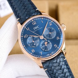 GEファクトリー最新作 隆重登場*IWCポルトギーゼ 最新モデル*時計、日付、曜日、閏年、真ムーンフェイズ、月表示を完璧に再現した至高のレプリカがついに登場。 その卓越した機能性と精巧な仕様はまさに「大器晩成」。時計愛好家の皆様、ぜひご堪能ください。- サイズ42mm×13mm（厚さは最適なバランス）  - CNCトップクラス加工によるシャープで滑らかなライン- 前後サファイアクリスタルガラス  日本製9015ベースをCal.82650ムーブメントに完全改造* テンプ位置を正品と完全一致させるため、エンジ