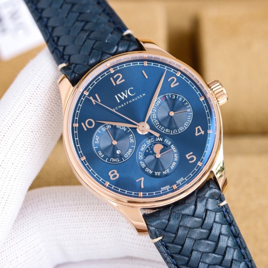 GEファクトリー最新作 隆重登場*IWCポルトギーゼ 最新モデル*時計、日付、曜日、閏年、真ムーンフェイズ、月表示を完璧に再現した至高のレプリカがついに登場。 その卓越した機能性と精巧な仕様はまさに「大器晩成」。時計愛好家の皆様、ぜひご堪能ください。- サイズ42mm×13mm(厚さは最適なバランス) - CNCトップクラス加工によるシャープで滑らかなライン- 前後サファイアクリスタルガラス 日本製9015ベースをCal.82650ムーブメントに完全改造* テンプ位置を正品と完全一致させるため、エンジ GEファクトリー最新作 隆重登場*IWCポルトギーゼ 最新モデル*時計、日付、曜日、閏年、真ムーンフェイズ、月表示を完璧に再現した至高のレプリカがついに登場。 その卓越した機能性と精巧な仕様はまさに「大器晩成」。時計愛好家の皆様、ぜひご堪能ください。- サイズ42mm×13mm(厚さは最適なバランス) - CNCトップクラス加工によるシャープで滑らかなライン- 前後サファイアクリスタルガラス 日本製9015ベースをCal.82650ムーブメントに完全改造* テンプ位置を正品と完全一致させるため、エンジ